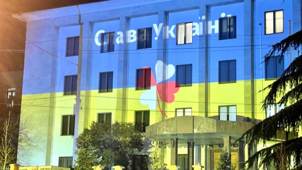 FOTO // Drapelul Ucrainei și cel al NATO au fost proiectate în Georgia pe o clădire a Rusiei